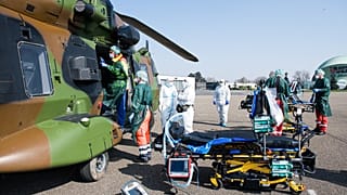 El personal prepara las camas de los pacientes franceses infectados con el coronavirus después de llegar en un helicóptero desde Metz, Francia