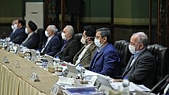 وزراء في الحكومة الإيرانية يستمعون لكلمة الرئيس روحاني وقد وضعوا كمامات واقية بينهم وزير الخارجية محمد جواد ظريف