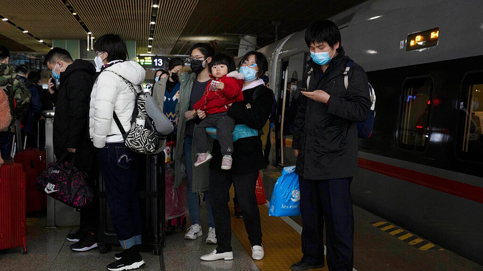 Pasajeros de un tren de alta velocidad procedente de Pekín llegan a Wuhan