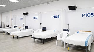 Camas vacías en el hospital Vall d'Hebron de Barcelona