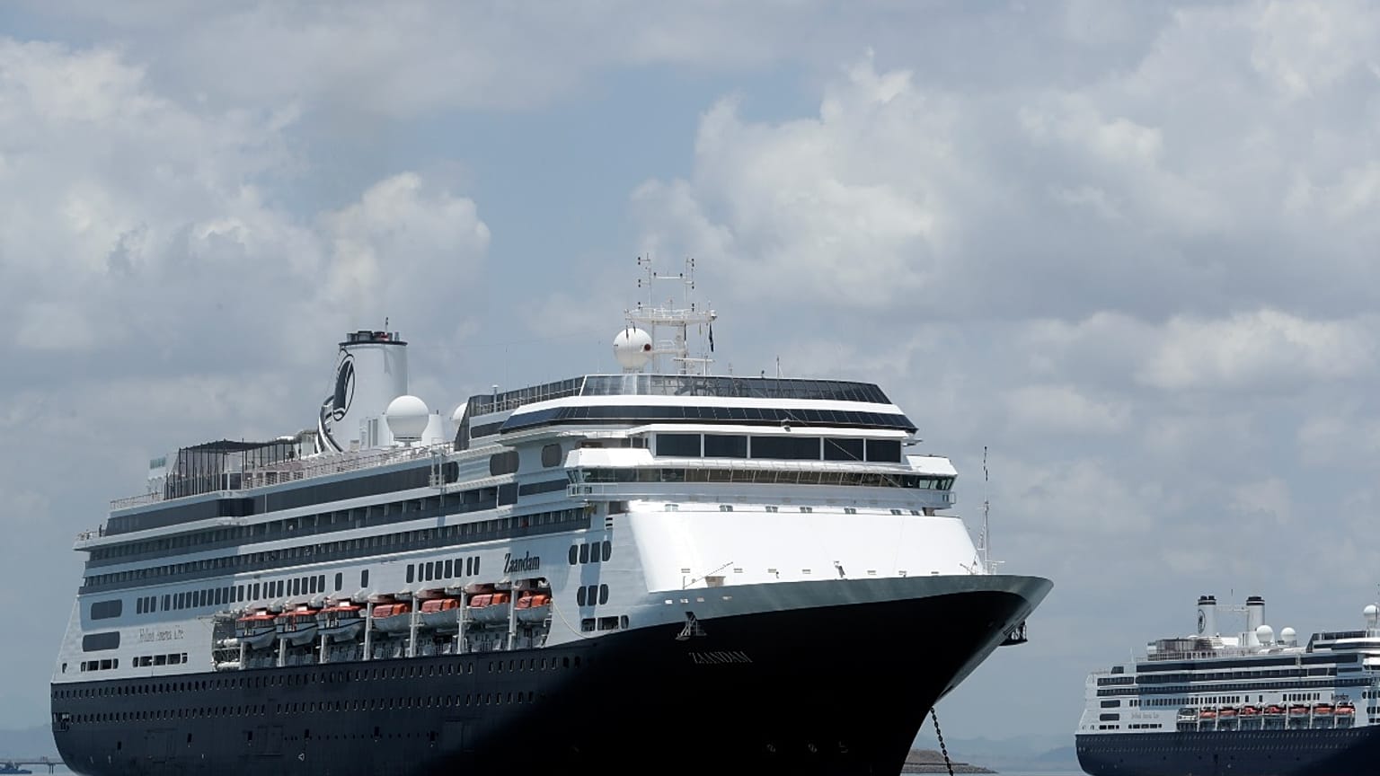 Transferidos a otro barco varios pasajeros del Zaandam en Panamá para "dejar espacio a los enfermos"