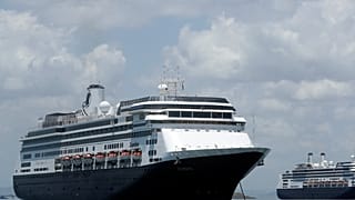 Transferidos a otro barco varios pasajeros del Zaandam en Panamá para "dejar espacio a los enfermos"