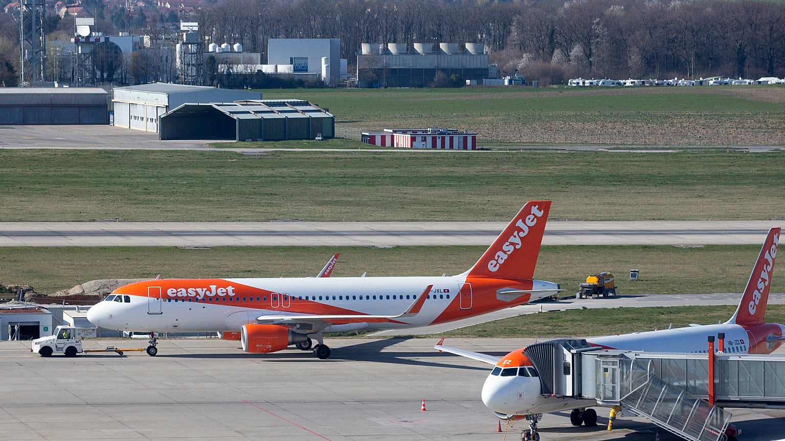 Easyjet koronavirüs nedeniyle tüm uçuşlarını durdurdu; çalışanların maaşını devlet ödeyecek 