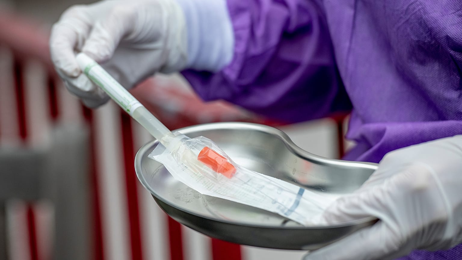 Préparation de tests de Covid-19 dans un laboratoire médical à Gross-Gerau - land de Hesse en Allemagne - le 9 mars 2020