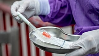 Préparation de tests de Covid-19 dans un laboratoire médical à Gross-Gerau - land de Hesse en Allemagne - le 9 mars 2020