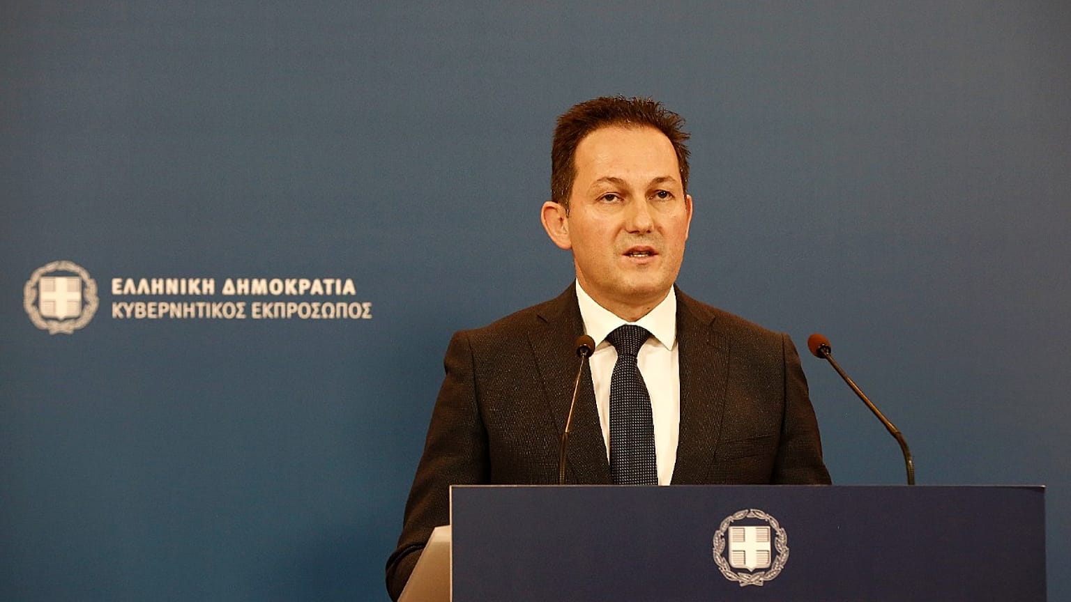 Πέτσας: Δεν εξετάζεται η μείωση μισθών στο Δημόσιο