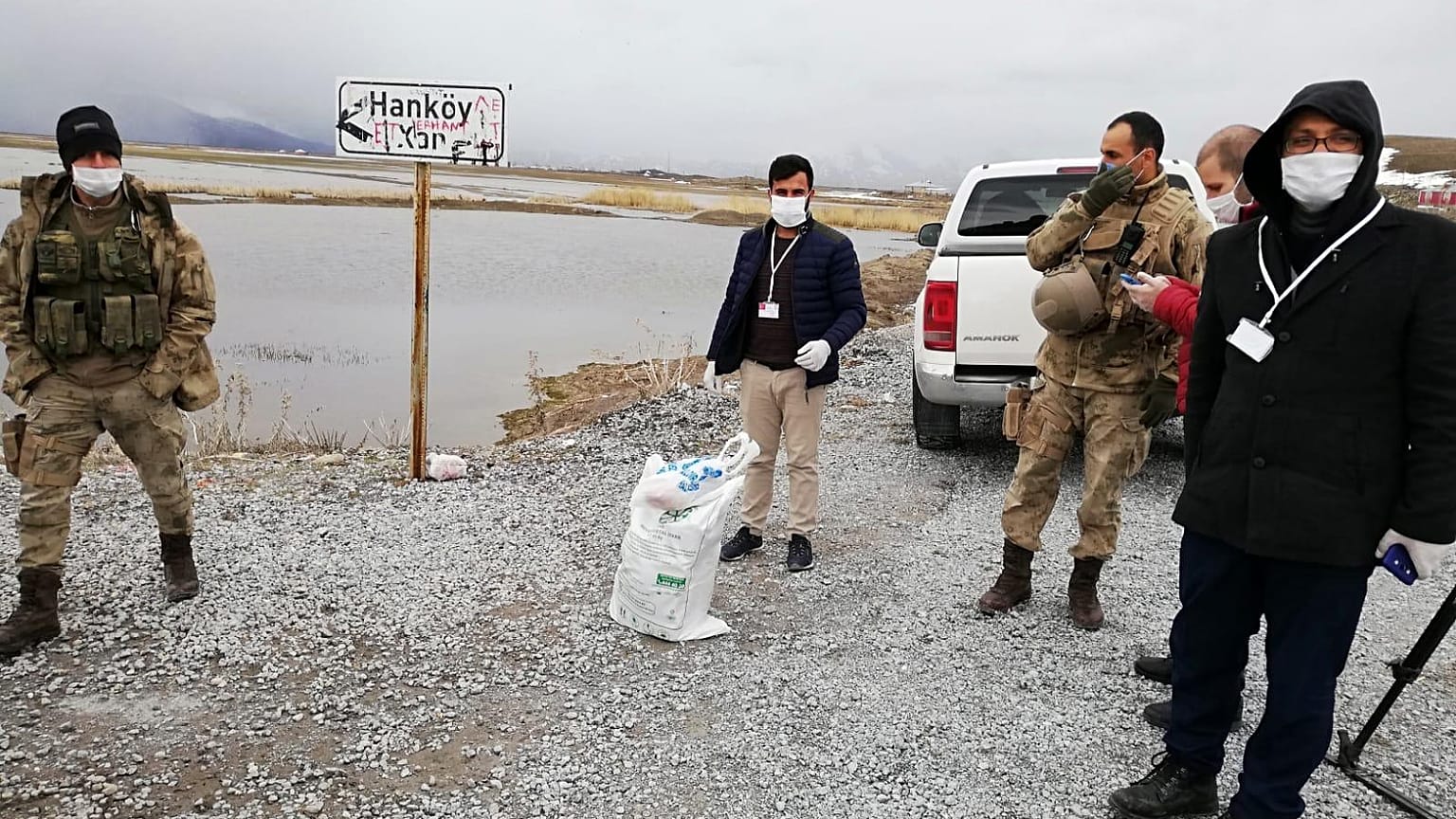 Van'ın Çaldıran ilçesinde koronavirüs tedbirleri kapsamında karantinaya alınan Han Mahallesi