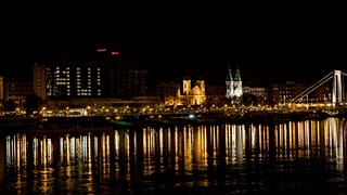 Kivilágított hotelablakokkal üzen a világnak Budapest