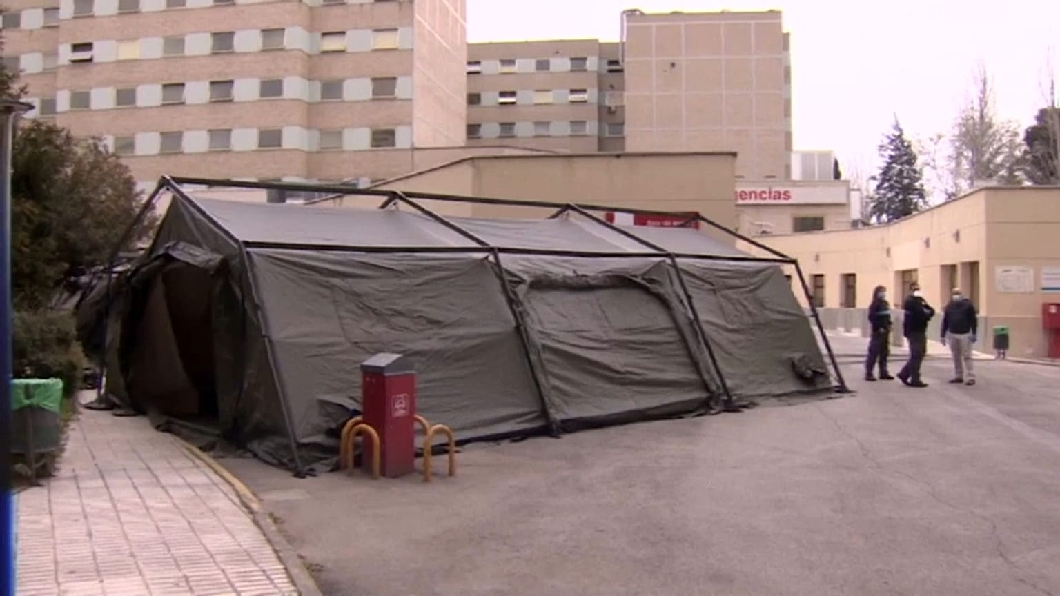 Sanidad estudia trasladar pacientes a otras comunidades ante el colapso de las UCI
