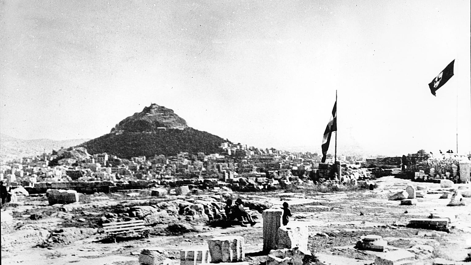 Die Hakenkreuzflagge über der Akropolis in Athen 27. Mai 1941  (AP Photo)