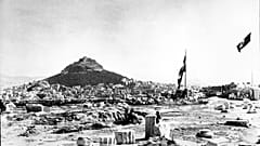 Die Hakenkreuzflagge über der Akropolis in Athen 27. Mai 1941  (AP Photo)