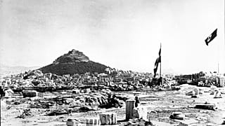 Die Hakenkreuzflagge über der Akropolis in Athen 27. Mai 1941  (AP Photo)