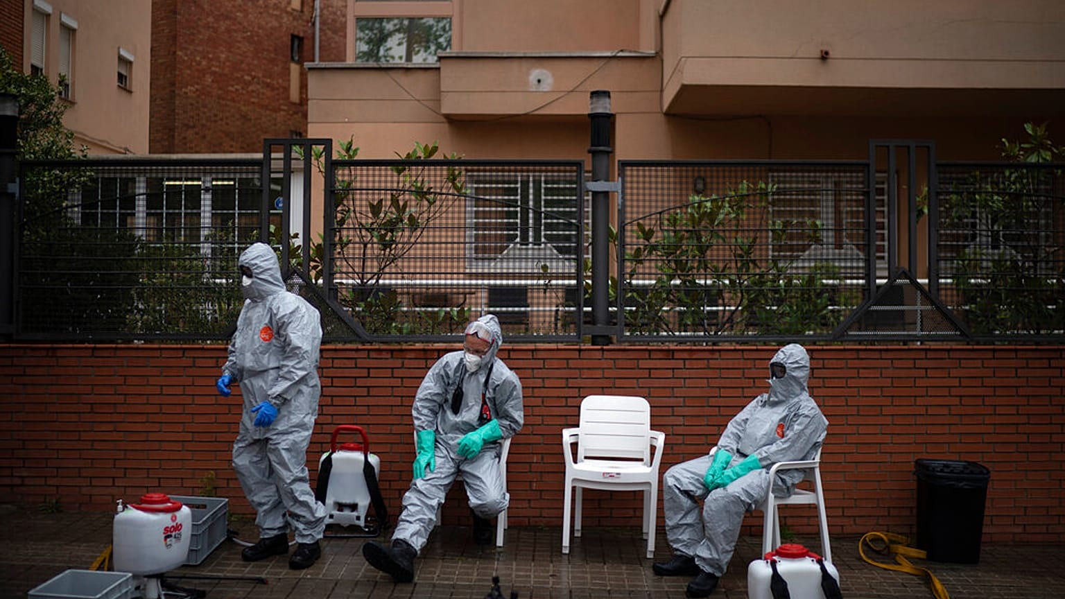 La pandemia golpea con especial dureza las residencias de ancianos en España