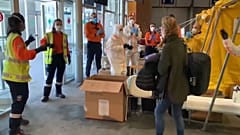 Una paciente recuperada abandona el hospital de campaña instalado en IFEMA