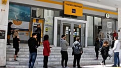 Ελλάδα: Ουρές έξω από τις τράπεζες, παρά τις απαγορεύσεις
