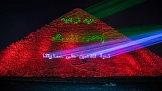 أضاءت وزارة الآثار المصرية الأهرامات تعبيرا عن دعمها للعاملين في قطاع الصحة في مكافحة فيروس كورونا في الجيزة.