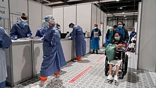 Personnel médical dans l'hôpital temporaire installé dans des pavillons de la foire commerciale de Madrid, le 31 mars 2020.