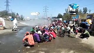 Hindistan'da işçilerin hortumla toplu olarak 'dezefekte' edildiği görüntüler tepki topladı