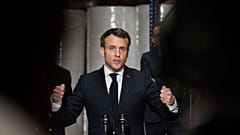Emmanuel Macron donne un discours depuis une usine de production de masques chirurgicaux le 21 mars 2020