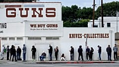 Fegyverért állnak sorba a kaliforniai Culver City-ben