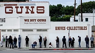 Fegyverért állnak sorba a kaliforniai Culver City-ben
