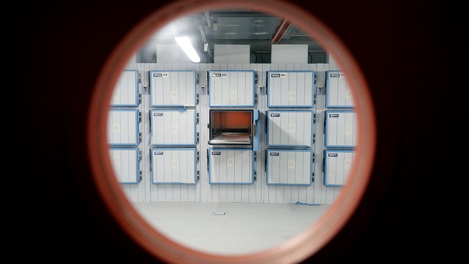 Foto distribuida por la Comunidad de Madrid de la morgue provisional instalada en la Ciudad de la Justicia  