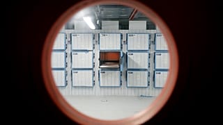 Foto distribuida por la Comunidad de Madrid de la morgue provisional instalada en la Ciudad de la Justicia  