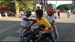 En Inde, des policiers portent un "casque coronavirus" pour faire respecter le confinement