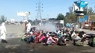 جنجال بر سر ضدعفونی‌ کردن کارگران مهاجر در هند