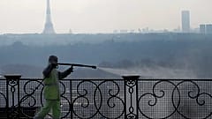 Opération de désinfection, à Suresnes dans la banlieue parisienne, le 31 mars 2020. 