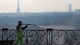 Opération de désinfection, à Suresnes dans la banlieue parisienne, le 31 mars 2020. 
