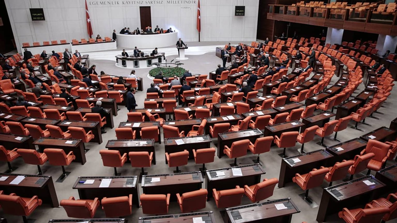 TBMM'de yüzü aşkın milletvekili ve personeli muayene eden doktorun koronavirüs testi pozitif çıktı