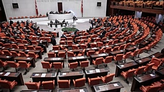 TBMM'de yüzü aşkın milletvekili ve personeli muayene eden doktorun koronavirüs testi pozitif çıktı