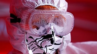 A cseh Vöröskereszt egy önkéntese házi készítésű maszkot visel Prágában 2020. március 27-én.