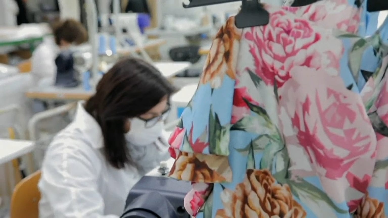 Armani und Co: Schneidern gegen das Coronavirus