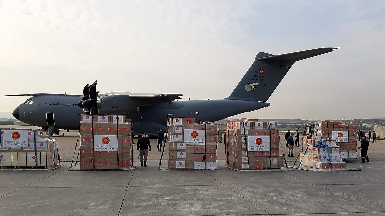 Türkiye'nin İtalya ve İspanya'ya hibe ettiği tıbbi malzemeleri taşıyan Türk Hava Kuvvetlerine bağlı "A-400M" tipi kargo uçağı