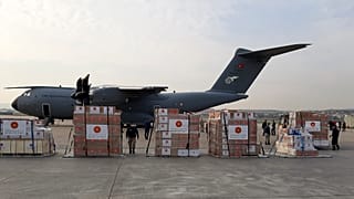 Türkiye'nin İtalya ve İspanya'ya hibe ettiği tıbbi malzemeleri taşıyan Türk Hava Kuvvetlerine bağlı "A-400M" tipi kargo uçağı