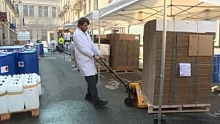 Des pharmaciens français produisent du gel hydroalcoolique pour faire face à la pénurie