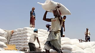 BM Dünya Gıda Programı tarafından Yemen'de halka dağıtılan un (Yemen arşiv/2018)