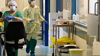 Ιατρικό και νοσηλευτικό προσωπικό στον αγώνα κατά του κορωνοϊού 
//
Medical and healthcare workers in the struggle to tackle coronavirus.