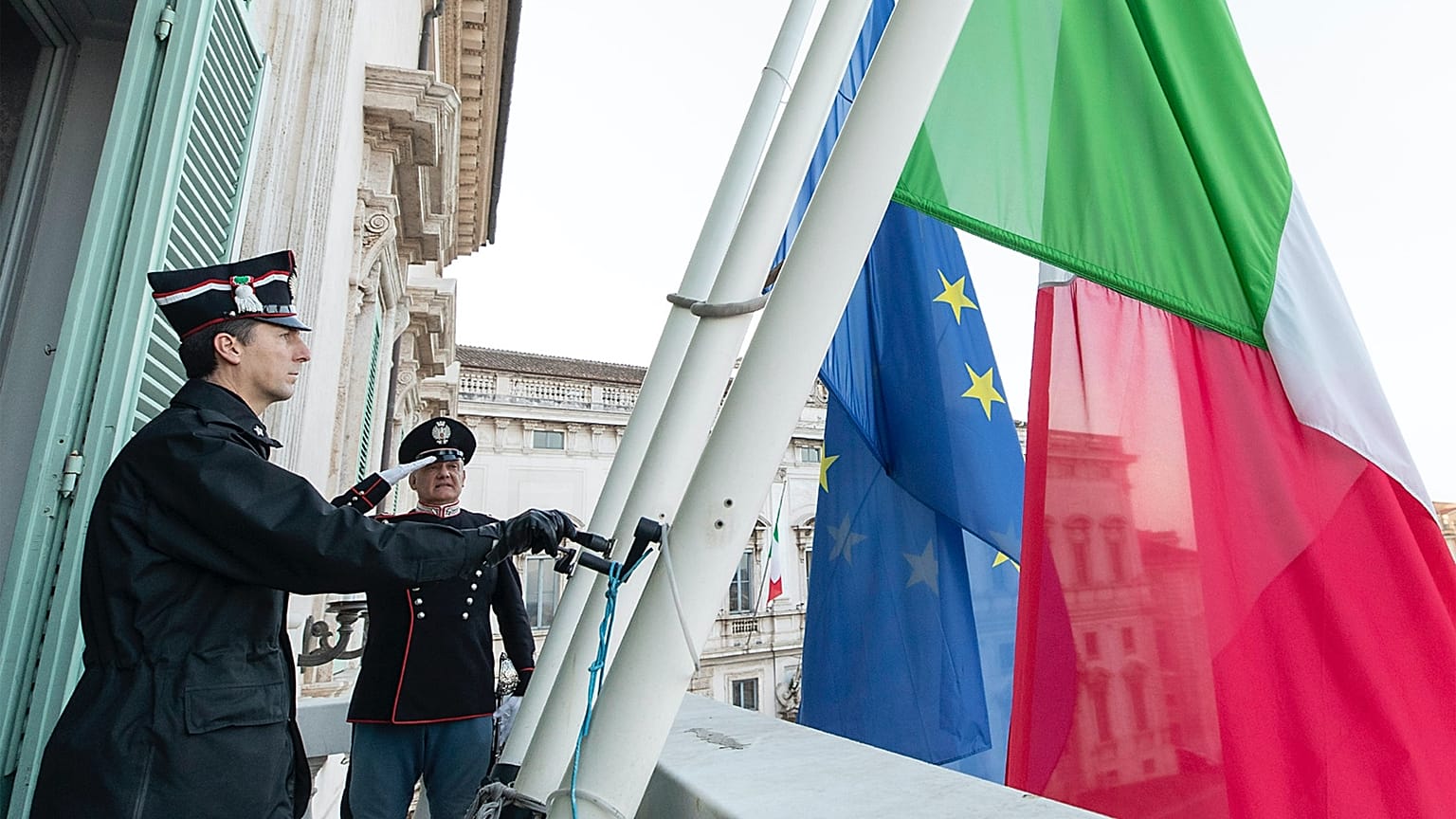 Olaszország és az EU félárbocra engedett lobogójával emlékeznek a koronavírus áldozataira a Quirinale-palotában, az olasz elnöki hivatalban