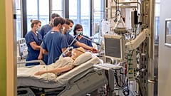 UKE: ÄrztInnen bekommen Ventilator zur Behandlung von Covid-19-PatientInnen gezeigt