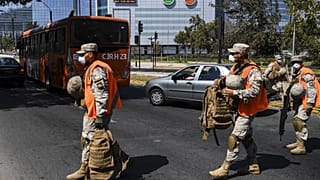 Soldados en un puesto de control de Santiago de Chile