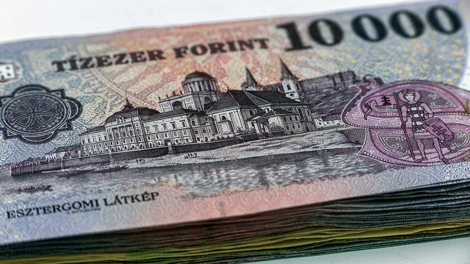 A felhatalmazási törvény visszhangja gyengíti a forintot egy elemző szerint