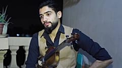 شاهد: مصري يعزف الكمان من شرفة منزله لتسلية جيرانه خلال فترة حظر التجول  