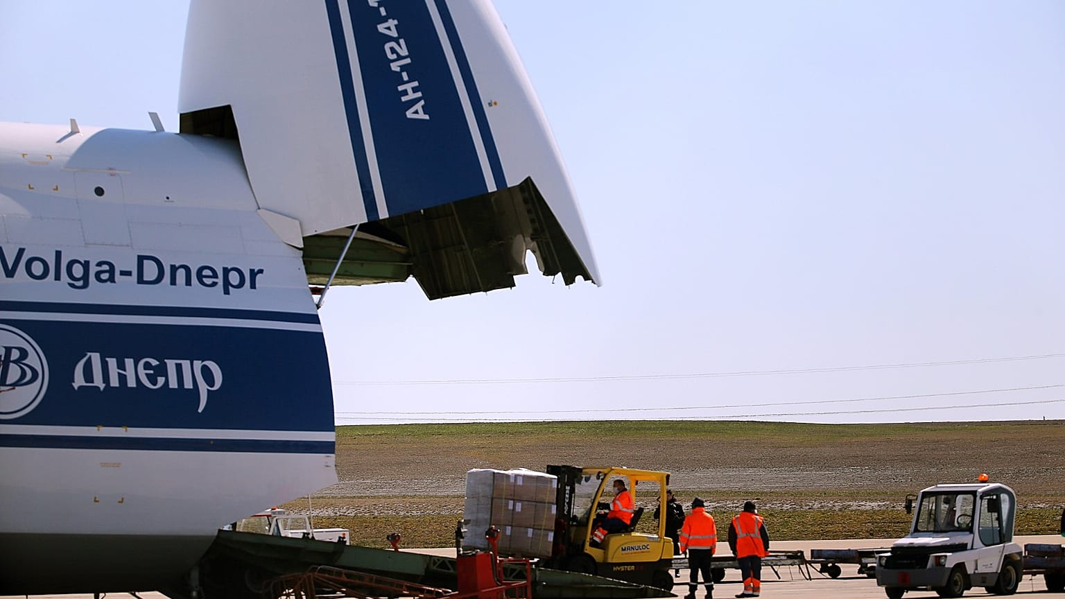 Des personnels déchargent une livraison de 10 millions de masques en provenance de Chine à l'aéroport de Bussy-Lettrée dans l'Est de la France