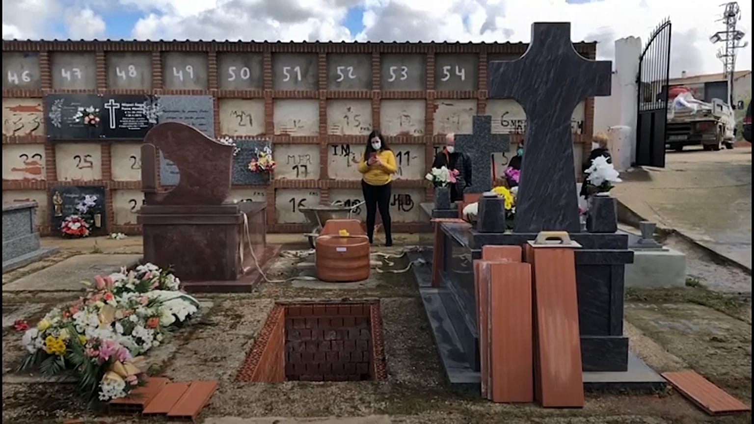 Covid-19: Törenler yasaklandı, salgında ölen çiftin yakınları cenazeyi uzaktan canlı yayında izledi