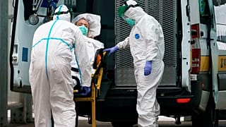 Un patient pris en charge par les équipes médicales de l'hôpital de Burgos, dans le nord de l'Espagne, le 2 avril 2020