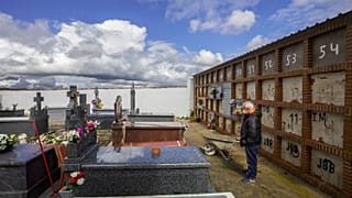 Eusebio Fernandez Cortes édesanyja Rosalia Mascaraque temetésén a spanyországi Zarza de Tajóban. Édesapja is a járvány áldozata lett