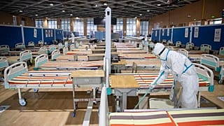 Ein provisorisches Krankenhaus in Wuhan wird desinfiziert, 10. März 2020